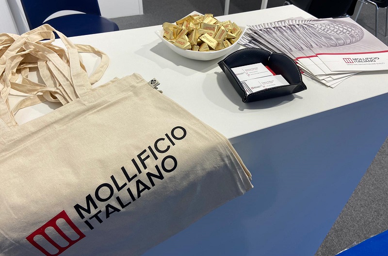 Composizione Stand Mollificio Italiano per Fiera IVS di Bergamo, con busta organica, cioccolatini e brochure e biglietti da visita